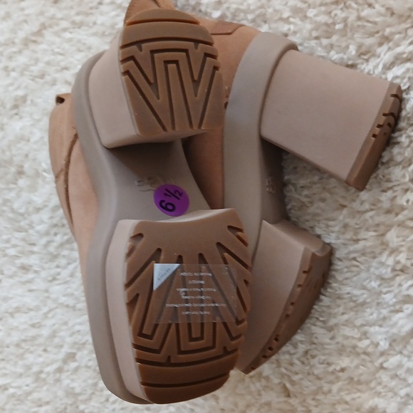 NWOT UGG platform Boots - Picture 3 of 5